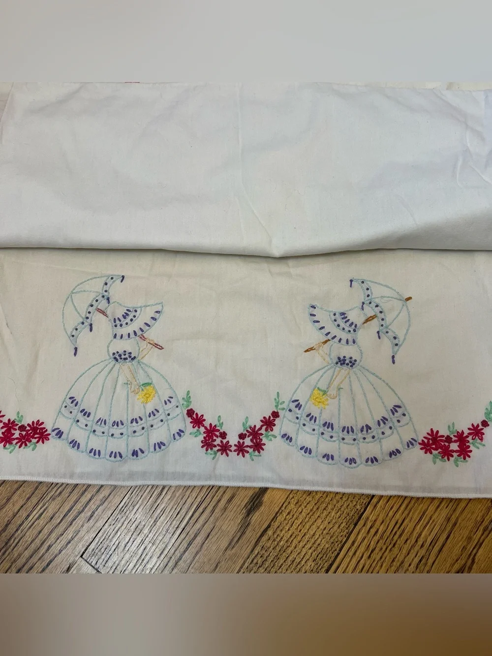 Vintage Set 4 Embroidered Crochet Pillowcases Dogs Bears Cottage Farmhouse Linen